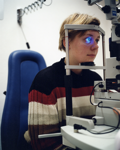 360114 Afbeelding van een practicum Optometrie op de medische faculteit (?) van de Universiteit Utrecht.